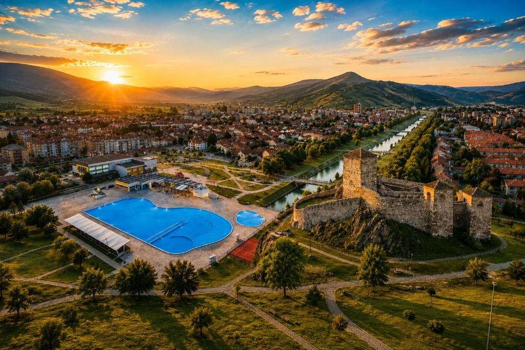 Pirot — pogled iz vazduha na grad, tvrđavu i reku Nišavu u zalasku sunca